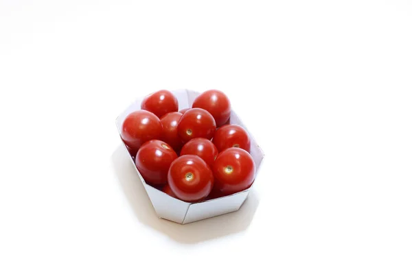 白底白纸盒中的樱桃西红柿 — 图库照片