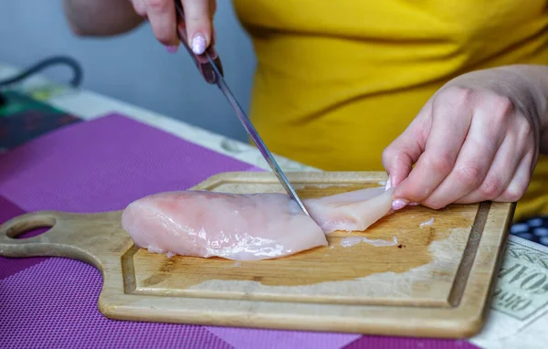 Woman Cuts Chicken Cutting Board — Stock Photo, Image