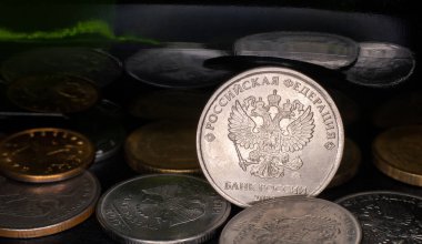 Diğer rubleler ve yeşil ayna arkaplanı arasında ruble