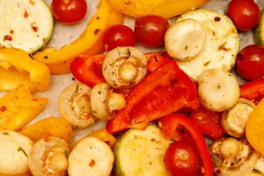 Izgara renkli sebzeler beyaz kağıda uzanıyorlar.