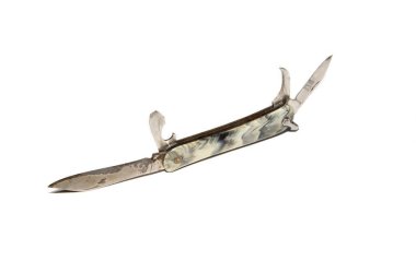 Beyaz zemin üzerinde yansıması olan eski cep katlanabilir bıçağı.