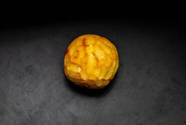 Siyah arka planda soyulmuş turuncu, yakın plan.