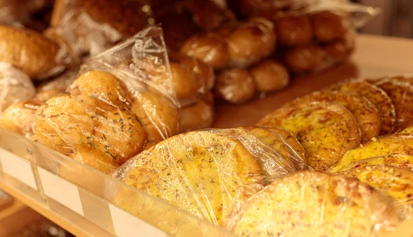 Productos Panadería Envasados Bolsas Celofán Encuentran Una Bandeja Primer Plano —  Fotos de Stock