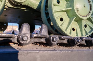 Eski bir askeri tankın tırtılı. Yakın plan.