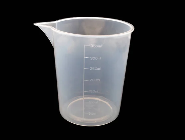 Siyah arkaplanda plastik ölçü kabı yakın plan