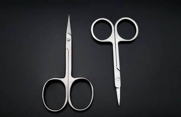 Siyah arkaplanda metal tırnak makası yakın plan