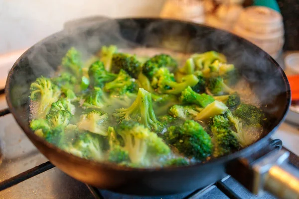 Brokoli Rebus Dalam Panci Besi Cor Close Stok Gambar