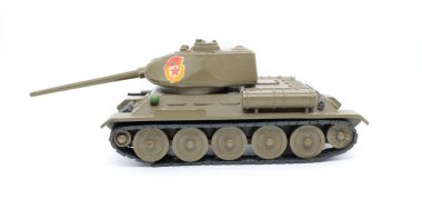 Beyaz arka planda metalden yapılmış, izole edilmiş bir nesnenin Sovyet tankının oyuncak modeli.