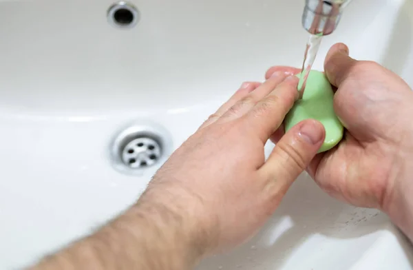 Hombre Lava Las Manos Con Jabón Baño — Foto de Stock