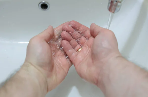 Een Man Wast Zijn Handen Met Zeep Badkamer — Stockfoto