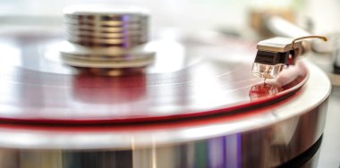 kırmızı vinil arka plana yakın tonda tonkol kartuşu