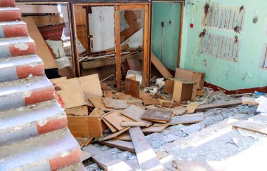 Terk edilmiş bina, her yer yıkılmış, her yer kir, kırık kapılar, kırık camlar...