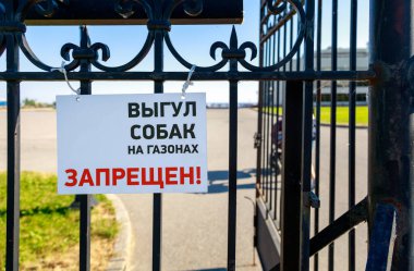 Siyah metal ızgarada 