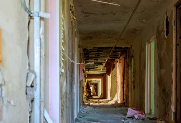 Corredor Edifício Abandonado Velho Tudo Está Quebrado Todos Lugares Sujeira — Fotografia de Stock