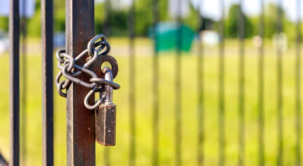 Corrente Metal Bloqueio Pendurar Porta Metal — Fotografia de Stock