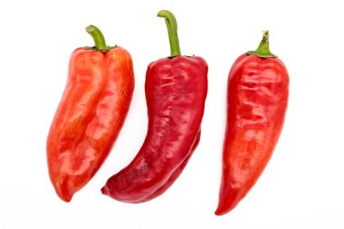 Beyaz arka planda üç kırmızı biber, yakın plan, izole