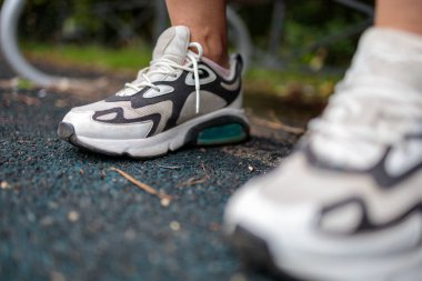 Spor ayakkabılı insan bacağı. Yaklaş.