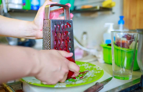 女人用磨砂机擦甜菜 — 图库照片