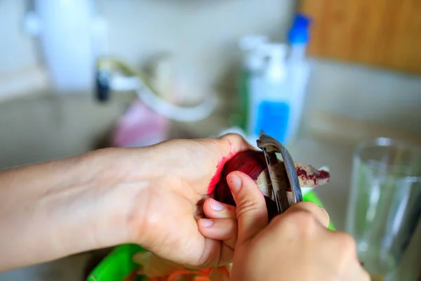 Sebze kesiciyle pancar soyan kadın, kapat.