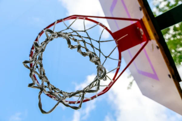 Mavi gökyüzü arkaplan görünümünde basketbol potası