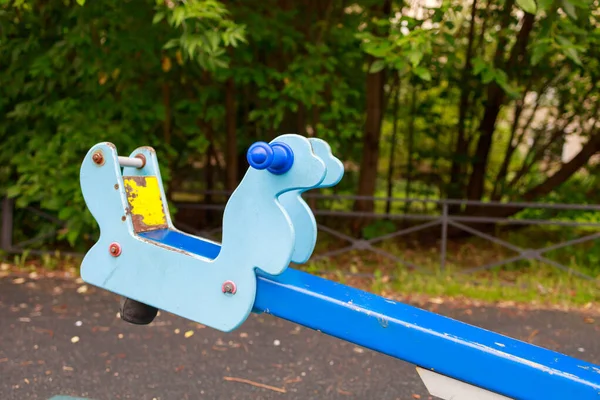 Çocuk parkındaki salıncağın bir parçası.