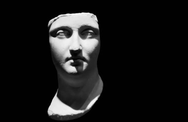 Eski Roma klasik mermer büstünün siyah beyaz fotoğrafı