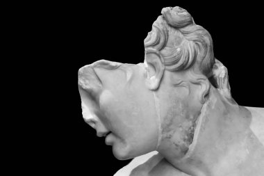 Eski Roma klasik heykelinin kırık kadın başının yakın plan siyah beyaz fotoğrafı. 