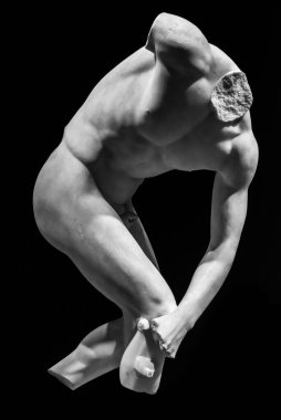 Klasik mermer heykelin başsız Roma atletinin kalıntılarındaki siyah beyaz fotoğrafı