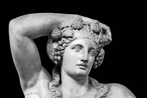 古罗马古典大理石雕像的黑白照片 特写着一位年轻的女模特 她的头发上有装饰品 摆出一副引人注目的姿势 — 图库照片