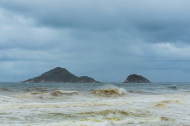 Brezilya 'da fırtınalı bir günde deniz ve ada manzarası
