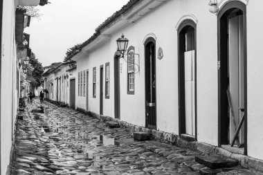 Yağmurlu bir günde Brezilya 'daki tarihi evlerin ön yüzünü gösteren siyah beyaz bir fotoğraf