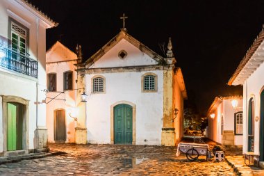 Brezilya 'nın tarihi bir kasabasındaki eski Katolik kilise cephesinin gece görüşü