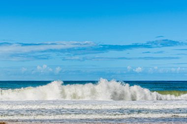 Brezilya sahillerinde köpük saçan dalgalar.