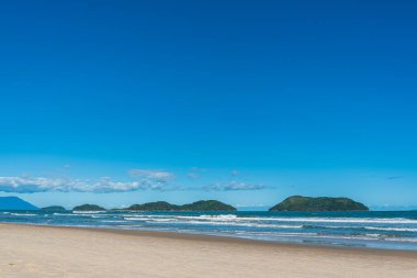 Brezilya plajında kıyıdan görülen küçük adaların dizilimi