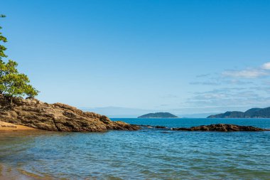 Güneşli bir yaz gününde Brezilya takımadalarındaki kayaların detayları.