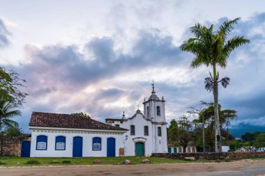 Brezilya 'nın tarihi şehrindeki eski Katolik kilisesi ve evi
