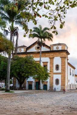 Tarihi Brezilya kasabasındaki eski Katolik kilisesinin ön cephesi