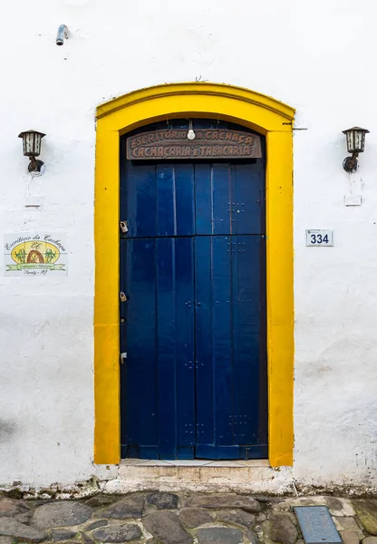 Blaue Holztür Eingang Eines Spirituosengeschäfts Der Historischen Brasilianischen Stadt — Stockfoto