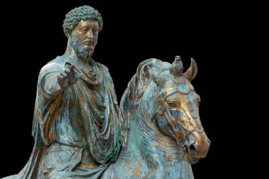 Harabelerdeki antik bronz heykele yakından bakınca Romalı bir generalin at üstünde olduğunu görüyoruz.