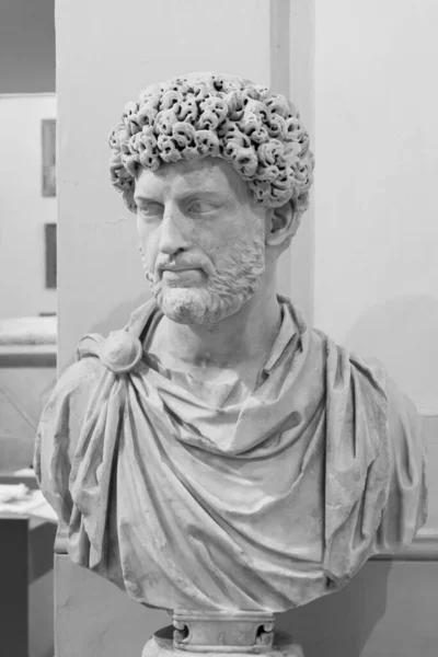 黒と白の写真でクローズアップで古代の大理石のバストのローマの成熟した男とともに巻き毛 — ストック写真
