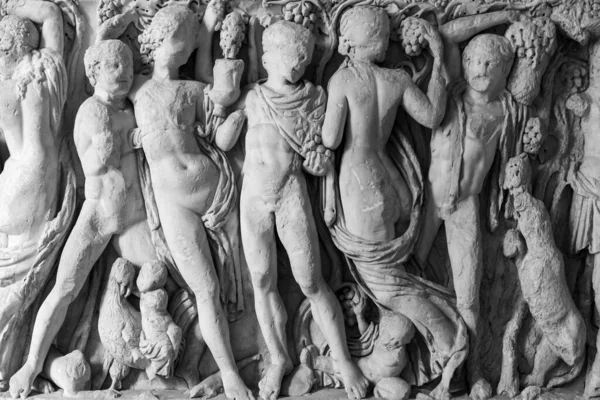 黒と白の写真は バッカニアのパーティー中に裸の男性と女性のグループを表す大理石の壁に刻まれた遺跡の彫刻にクローズアップ — ストック写真