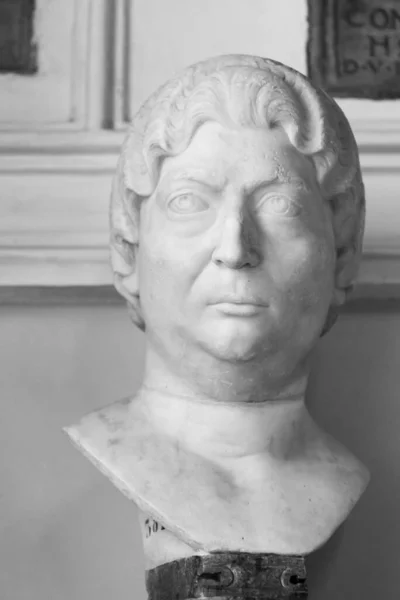 黒と白の写真でクローズアップで古代ローマのバストの脂肪男とともに深刻な顔 — ストック写真