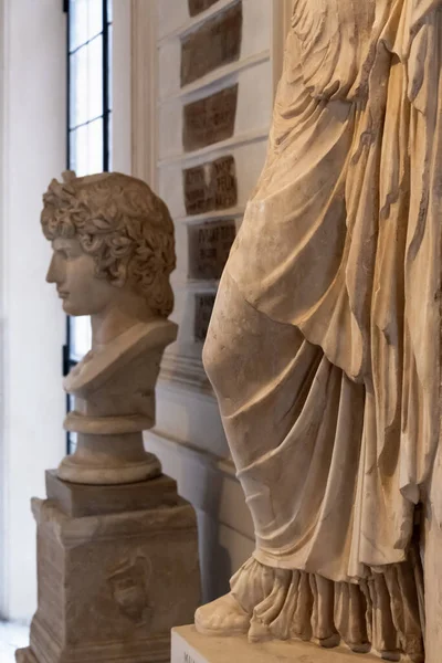 Close Busto Jovem Esculpido Pano Drapeado Outra Estátua Romana Antiga — Fotografia de Stock
