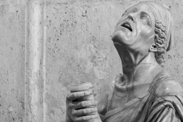 黒と白の写真でクローズアップ古代ローマの像の顔に高齢者の飲酒女性の歌を表す — ストック写真