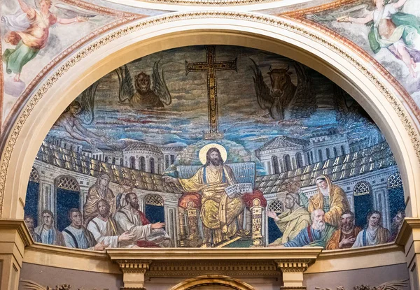 Roma 'daki Katolik kilisesinin tavanını süsleyen renkli dini mozaiğe yakın plan.