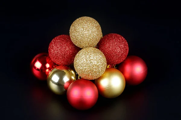 Pirámide Rojo Oro Brillante Mate Bolas Navidad Vista Cerca Sobre — Foto de Stock