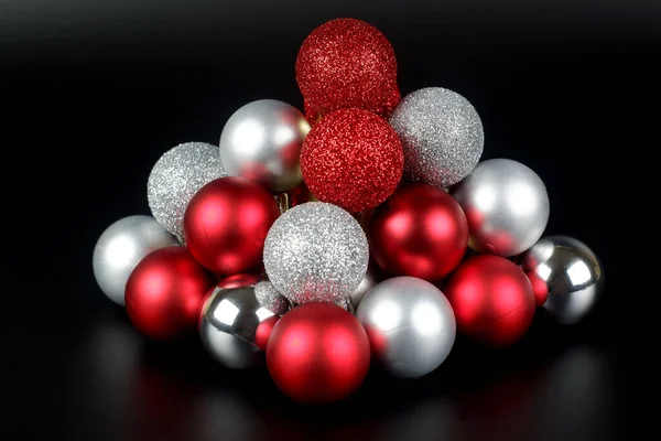 Σύνθεση Από Κόκκινο Και Ασημί Γυαλιστερές Και Ματ Χριστουγεννιάτικες Μπάλες — Φωτογραφία Αρχείου