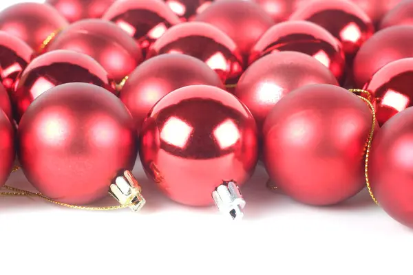 Κόκκινο Λαμπερό Και Ματ Μπάλες Χριστούγεννα Λευκό Φόντο Αντίγραφο Χώρο — Φωτογραφία Αρχείου