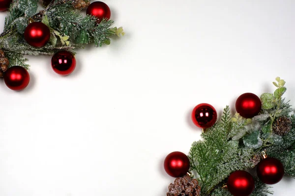 Χειμώνας Χριστούγεννα Και Πρωτοχρονιά Σύνθεση Από Δύο Πράσινα Παγωμένα Κλαδιά — Φωτογραφία Αρχείου