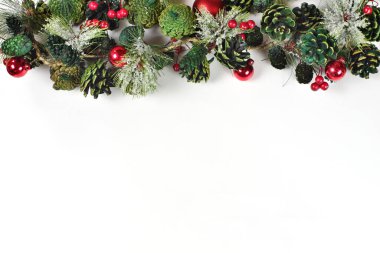 Buzlu çam dallarından, kozalaklardan, kırmızı toplardan ve böğürtlenlerden çelenklerle yeni yıl veya Noel arkaplanı